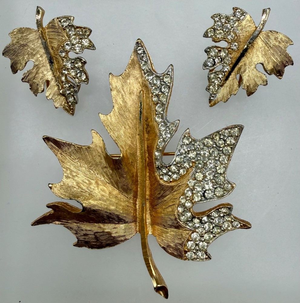 VINTAGE GOLD TONE PAVE CRYSTAL TEXTURED MAPLE LEAF BROOCH EARRINGS SET SIGNED