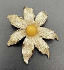 Vintage Kramer Floral Flower Textured Detail Brooch Pin