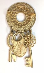 Casual Corner Brooch Ornate Gold Tone Key Lock Round Charm Pin