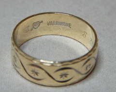 VINTAGE 9CT GOLD RING WITH ENGRAVED DECORATION 3673