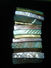 Lot of 2 Vintage Mother-of-Pearl Abalone Shell Stretch Bracelets 1-3/4″ Wide