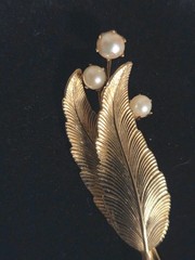 Vintage Gold Tone Leaf Brooch with Faux Pearls – Mid Century Elegant Costume…