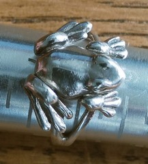 VINTAGE STERLING SILVER RING FEATURING 3D FROG DESIGN ARTICULATED LIMBS SZ 6-3/4