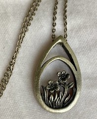 Vintage MEDICI Signed Flower Teardrop Pendant Chain 18in Necklace Lovely Ladies