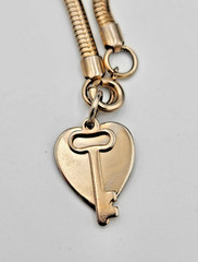 Vintage Gold Tone Heart Key Charm Bracelet 6 3/4″ Smooth Chain