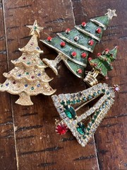 Lot of 4 Vintage Christmas Brooches Pins Trees Bell Rhinestones