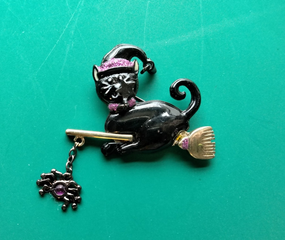 Vintage KC Halloween Cat On A Broomstick Brooch (131 – 2006)