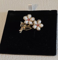 VINTAGE WHITE ACRYLIC DAISY FLOWER ON STEM w PINK CRYSTAL CENTER PIN-1.5″L☆#99