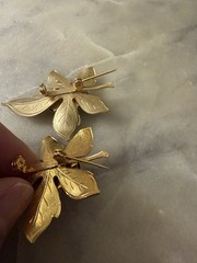 * Vintage Gold Tone Textured Leaf Brooch Pin Set (2) Black Stone Oval Cabochon