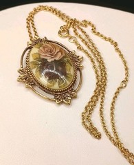 VTG SARAH COVENTRY Rose Marie Pendant Necklace Porcelain Floral Cameo Gold Tone