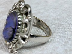 Woman’s Vintage Art Glass Cameo Ring Whiting & Davis Blue Iridescent Size 8.5