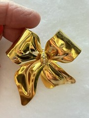 Estate Find Lot Of Brooches X 6. 1- AVON, 1- MONET, 1- TONA