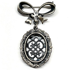 Vintage Romantic Victorian Style Bow Pin Brooch Wearable Picture Frame Dangling