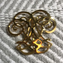 Gold tone 2D curly filigree brooch pin