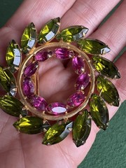 vintage unbranded pink&green rhinestone round brooch pin gold tone