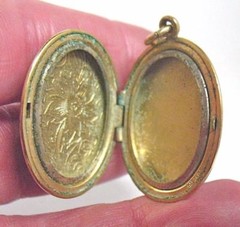 GOLD FILLED OVAL LOCKET DENSE DESIGN 20 X 30 MM 5.7 GRAMS VINTAGE J-512