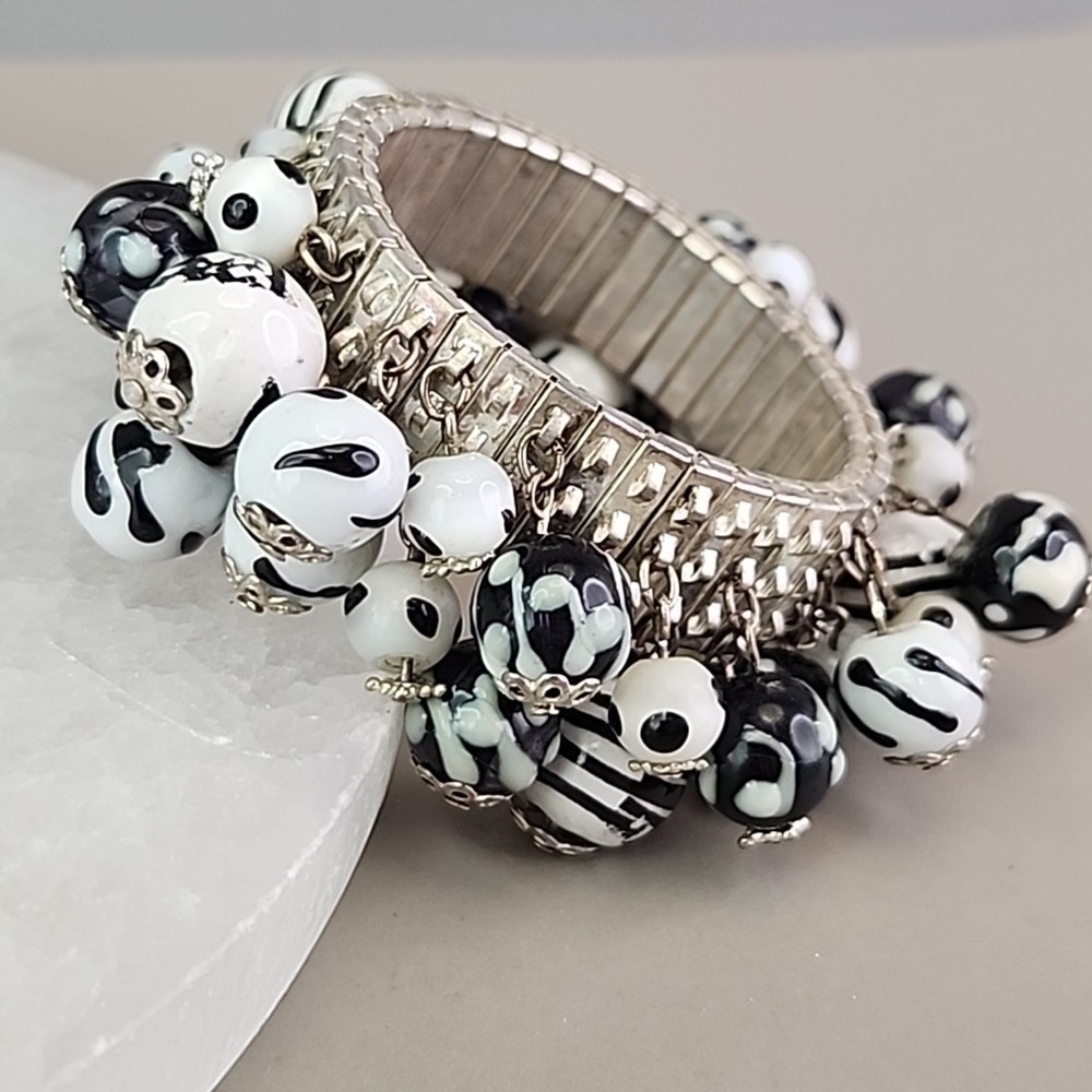 Vintage Glass Beaded Expandable Bracelet Black White Silver Tone 6″
