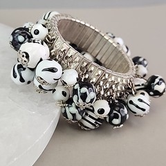 Vintage Glass Beaded Expandable Bracelet Black White Silver Tone 6″