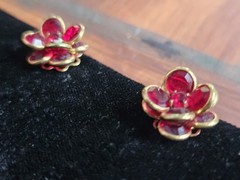Vtg Flower Clip On Eearings Faceted Red Crystals Rhinestone Layered Gold Tone