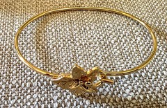 Vintage 1989 Avon Precious Leaf Goldtone Bangle Bracelet Ivy Leaf Berries