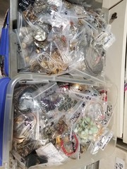Huge lot 35pc Random necklaces all wearable some signed Vtg-Modern Very Nice #35