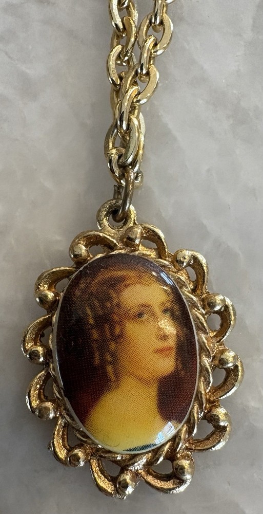 Pretty Vintage Used Necklace Approx. 15 Inch Length
