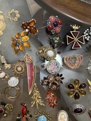 Vintage Jewelry Lot Estate Brooches/Pins 68 Pcs – Beautiful. Floral, Holiday Etc