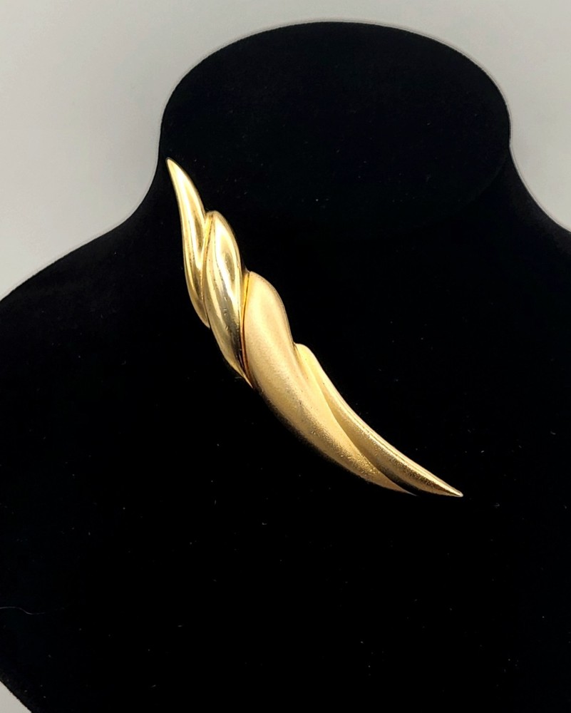 Vintage Casual Corner Gold Tone Modernist Brooch Pin Abstract Sculptural Signed