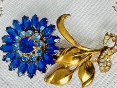 Stunning Gold Tone Pot Metal Blue Rhinestone Floral Brooch Art Deco 1930s 1940s