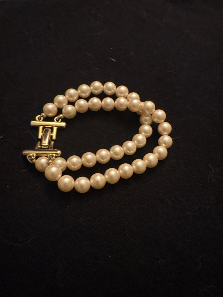 vintage faux pearl bracelet. 6 1/4 inch.