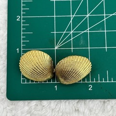 Vintage Scallop Shell Earrings Gold Tone Screw Backs Mermaidcore 1″