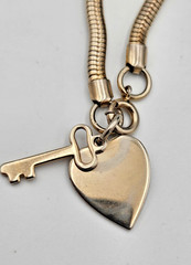 Vintage Gold Tone Heart Key Charm Bracelet 6 3/4″ Smooth Chain