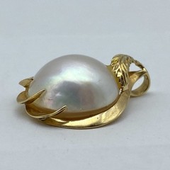 Vintage 14K Yellow Gold White Mabe Pearl Pendant Leaf Motif 3.7g