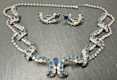 VINTAGE 16.5″ BLUE & CLEAR RHINESTONE NECKLACE + SCREW BACK EARRINGS N747