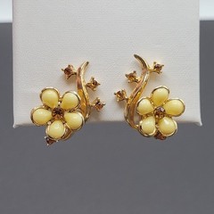 Pale Yellow Thermoset Flower w Orange Rhinestone Gold Tone Clip On Vtg Earrings