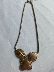 “Omni” Vintage Gold Tone Necklace 14 Inches Leaf 2.5″ Wide As Pictured – VM17