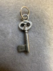 Vintage Mexican Old-Fashioned Key Sterling Silver Spring Ring Charm Pendant 6276