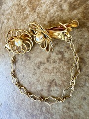 Vintage Sweater Clips Gold Tone Flower Faux Pearl Chain Mid Century 1950s