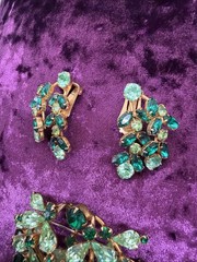 Vintage Juliana D&E Emerald Green Wreath Brooch and Matching Earrings unsigned
