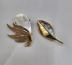 Vintage MOP Shell Leaf Brooch Pair Gold Tone Signed LC Liz Claiborne 0215