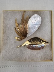 Vintage MOP Shell Leaf Brooch Pair Gold Tone Signed LC Liz Claiborne 0215