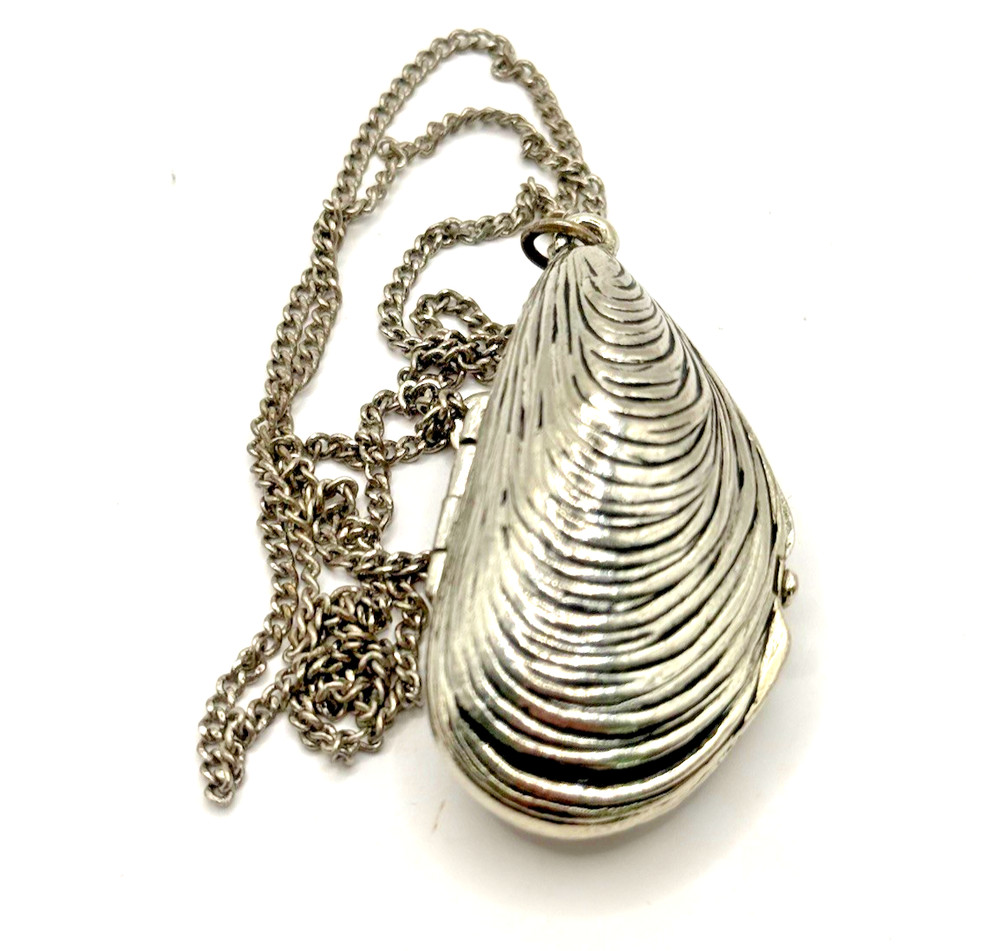 Vintage 1974 Estee Lauder Signed Aliage Mussel Shell Perfume Locket Necklace 23″