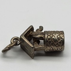 Adorable vintage Sterling Silver Wishing Well charm water well house