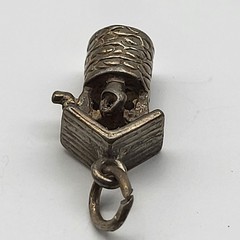 Adorable vintage Sterling Silver Wishing Well charm water well house