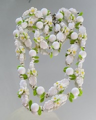 1950’S VINTAGE PLASTIC/LUCITE DAISIES 43″ NECKLACE.