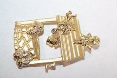 Brooch Pin – Signed AJC – Wishing Well – Angels – Cherubs – Dangle – Gold Tone