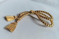 Vintage Knotted Cable Rope Double Dangle Tassel Charms Gold Tone Brooch Unsigned
