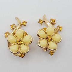 Pale Yellow Thermoset Flower w Orange Rhinestone Gold Tone Clip On Vtg Earrings
