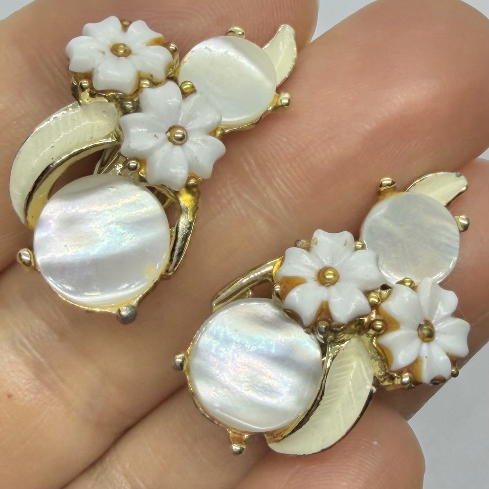 Vtg Midcentury White Floral Climber Earrings MOP Enamel Lucite Goldtone Clip-on