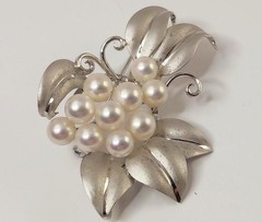 Vintage Sterling Silver Akoya cultured pearl brooch 1950 – 1960. Signed